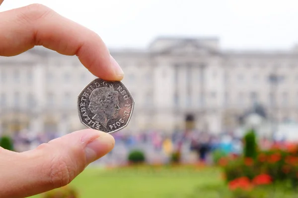 English penny money picturing the Queen in front of Buckingham P — Stock Photo, Image