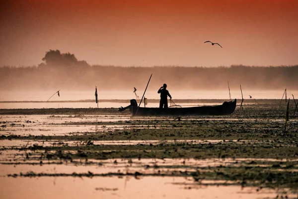 물고기를 잡는 아침에 다뉴브 델타에 어 부 — 스톡 사진