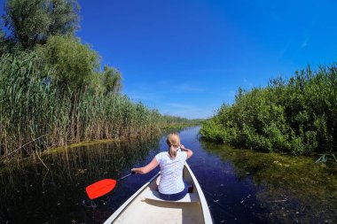 Tuna Deltası kanallarında tekne kano keşfetmek