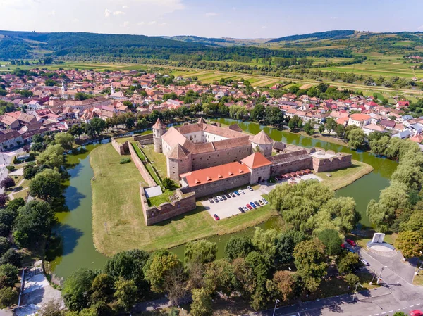 Luchtfoto van Fagaras Fort in de stad van Fagaras, Transylv — Stockfoto