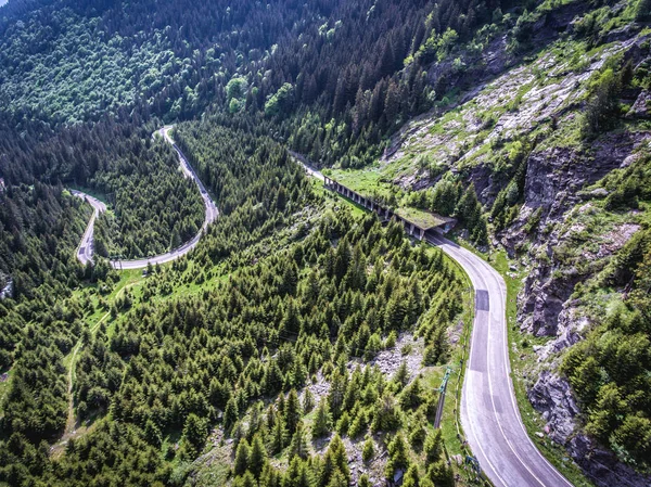 Transfagarasan Roménia estrada sinuosa nos Cárpatos — Fotografia de Stock