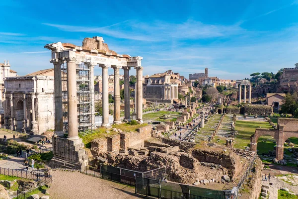 Forum Romanum v Římě s Palatine Hill a Coloss — Stock fotografie