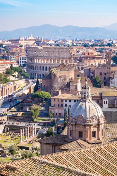 Рим на фоне Колизея, видимого сзади — стоковое фото