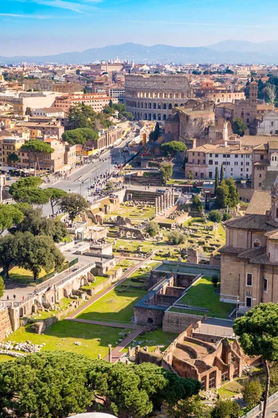 Vista aérea del Foro Romano y Coliseo en Roma, Italia. Rom. — Foto de Stock