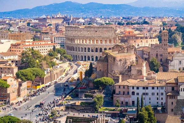Rome from above luchtfoto van het Forum Romanum en het Colosseum — Stockfoto