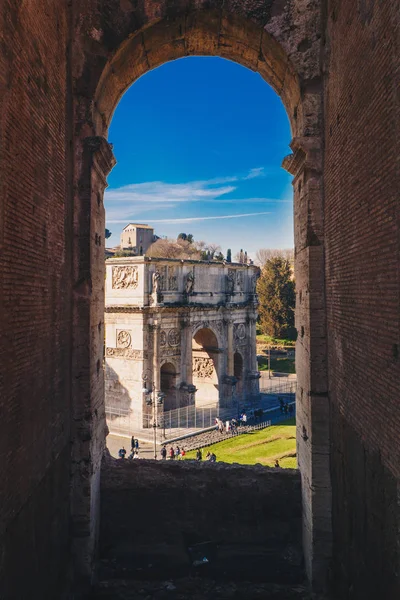 Римская Арка Константина Возле Колизея — стоковое фото
