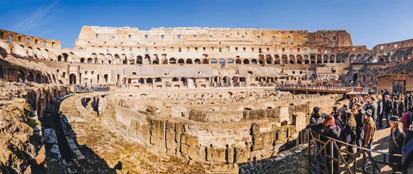 Řím, Itálie, února 2018: Turisté anjoying panorama insid — Stock fotografie
