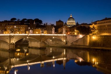St. Peter Bazilikası Vatikan görünür ile gece Roma