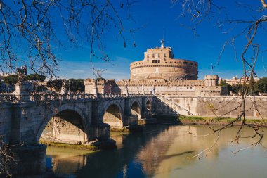 Aziz Angelo Kalesi ve Saint Angelo Köprüsü Tiber Nehri üzerinde 