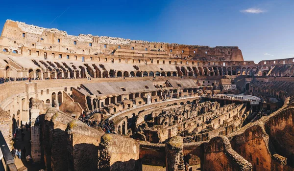 Panorama vnitřek Colosseum, Řím, Itálie — Stock fotografie