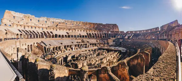 Panorama vnitřek Colosseum, Řím, Itálie — Stock fotografie