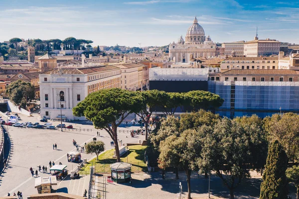 Rome city skyline with St. Peter's Basilica in the Vatican visib — Stock Photo, Image