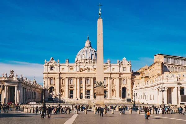 Petersplatz und Petersbasilika im vatikanischen Zitat — Stockfoto