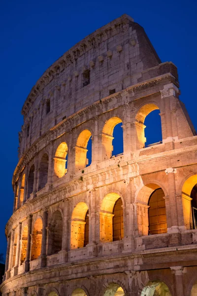 Colosseum door nacht in rome, Italië — Stockfoto