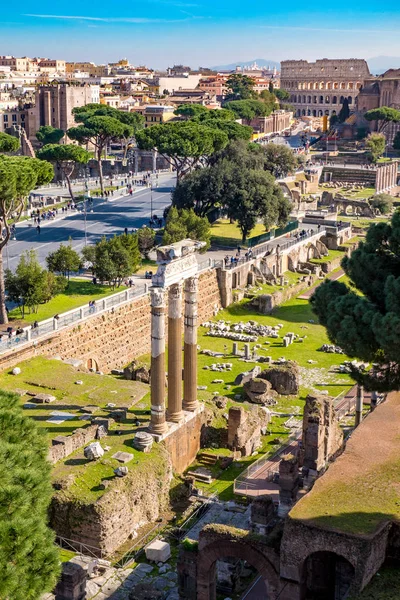 Roma desde arriba. Vista aérea del Foro Romano de Roma y del Coliseo — Foto de Stock