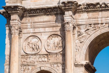 Konstantin Arch yakınındaki Roma Colosseum, kara ayrıntı