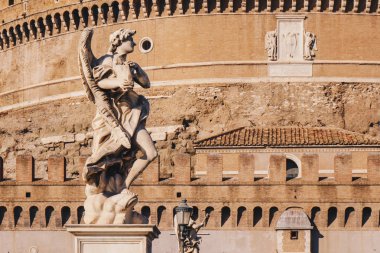 Heykeller üzerinde Sant' Angelo Köprüsü önünde Sant' Angelo 