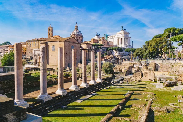 Las antiguas columnas romanas en el Foro Romano, Roma, Italia 2018 — Foto de Stock