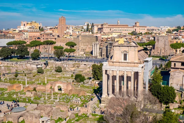 Starodávné ruiny Fora v Římě, Itálie — Stock fotografie