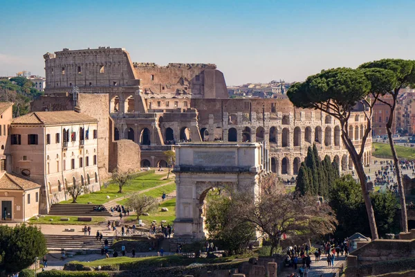 Arco de Tito y el Coliseo Romano en Roma, Italia visto desde t — Foto de Stock