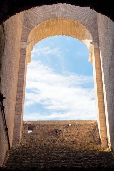 Arco dentro del Coliseo, Roma, Italia — Foto de Stock