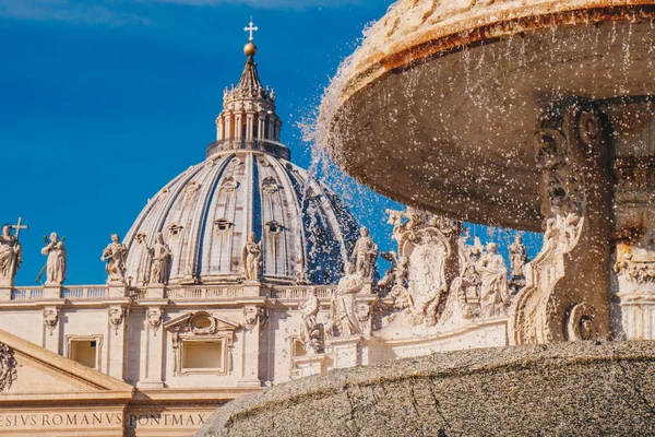 Kuppel der Petersbasilika und der Brunnen vor der Vatica — Stockfoto