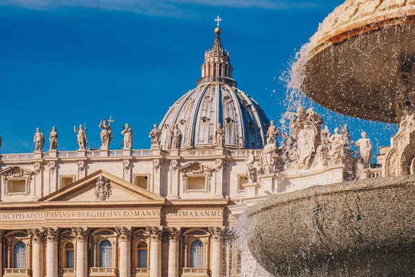 Kuppel der Petersbasilika und der Brunnen vor der Vatica — Stockfoto