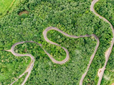 Yollar aşırı dolambaçlı yol dağlar hava görünümünde yukarıda