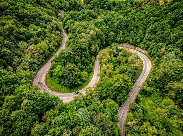 Ακραία Κλείσιμο Αυτοκινητόδρομο Στα Βουνά Περνώντας Γούρνα Ένα Δάσος Εναέρια — Φωτογραφία Αρχείου