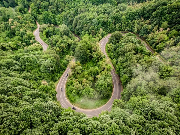 ドローンで曲がった道を森の中の空中写真撮影 — ストック写真