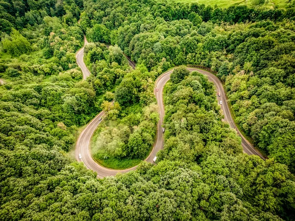 山上一条极端蜿蜒的道路鸟瞰图 — 图库照片