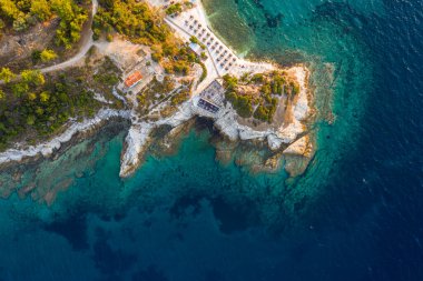 Thassos Adası plaj havadan görüntüsü İHA ile çekiliyor.