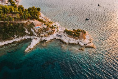 Thassos (Limenas) kasabası yakınlarındaki Karnagio Plajı 'nda Thassos' ta günbatımı