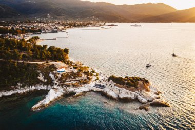 Yunanistan, Thassos Adası üzerinde gün batımı Karnagio Sahili görünür