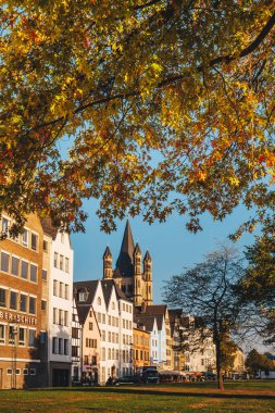 Köln, Almanya - Eylül 2018: Köln, Almanya 'da sabah ışığında klasik Alman mimarisi