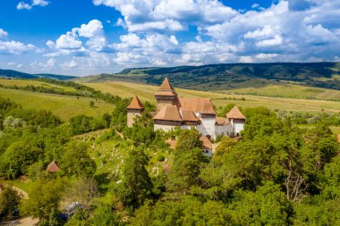 Yazın Viscri Köyü manzarası