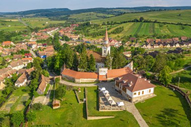 Toplumdan dışlanmış ev ve eski Sakson Kilisesi Crit, Transilvanya, Romanya 'da güçlendirildi.