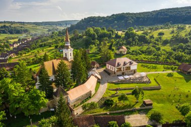 Romanya 'nın Brasov kenti yakınlarındaki Hematokrit Kilisesi ve parya evinin hava manzarası