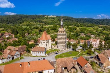 Sighisoara Romanya yakınlarındaki Saschiz 'deki Sakson kilisesinin hava manzarası