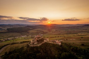 Romanya 'nın Brasov kentindeki Rupea şatosunda gün batımı