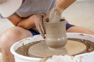 Romanya 'nın Transilvanya kentindeki Sakson köylerinde çömlekçi çarkı (dönme dolap) ile geleneksel çömlek yapımı