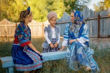 ROMANIA, DANUBE DELTA, AĞUSTOS 2019: Geleneksel kostümlü Tuna Deltası kadınları