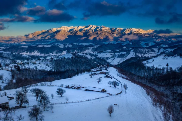 Zachód Słońca Nad Wioską Pestera Rucar Bran Pass Transylwanii Rumunia — Zdjęcie stockowe