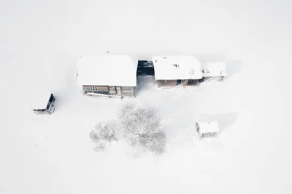 罗马尼亚锡尔内亚村传统农舍冬季大雪覆盖 — 图库照片