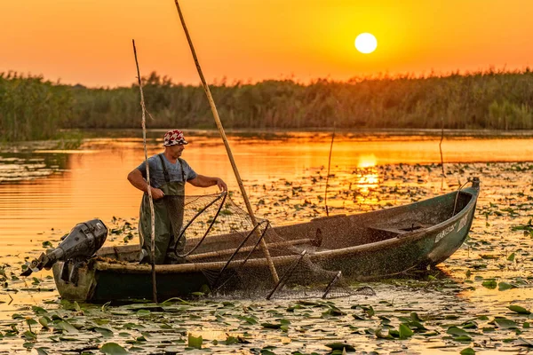 Romania Danube Delta August 2019 Старий Рибалка Перевіряє Сіті Вранці — стокове фото