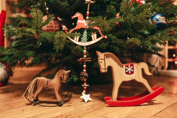 Decoraciones Caballos Juguete Debajo Árbol Navidad Natural — Foto de Stock