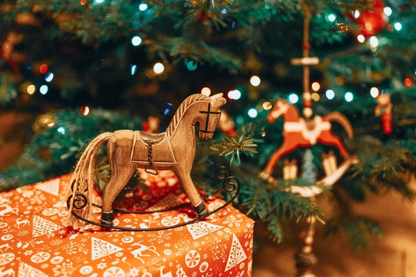 Decoraciones Caballos Juguete Debajo Árbol Navidad — Foto de Stock