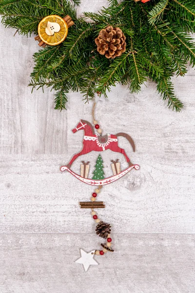 馬と木製の背景にクリスマスの装飾 ストックフォト