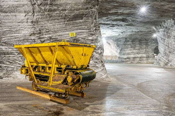 プラホヴァ塩鉱山のトンネル内の古い塩鉱山ワゴン — ストック写真