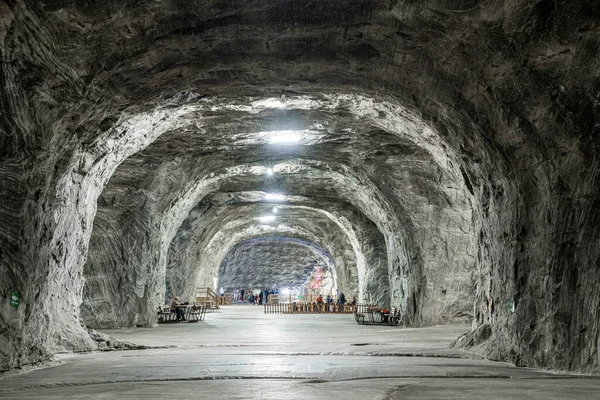 タルグ内部の塩鉱山トンネル オナ塩鉱山 — ストック写真